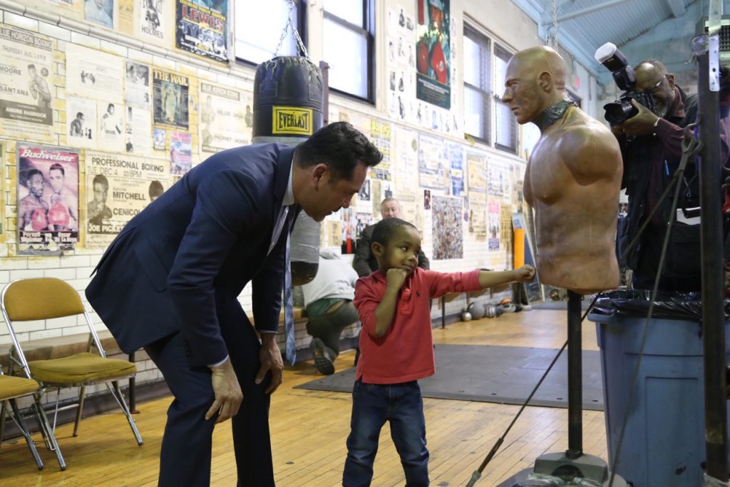 Oscar De La Hoya helps youth practice boxing
