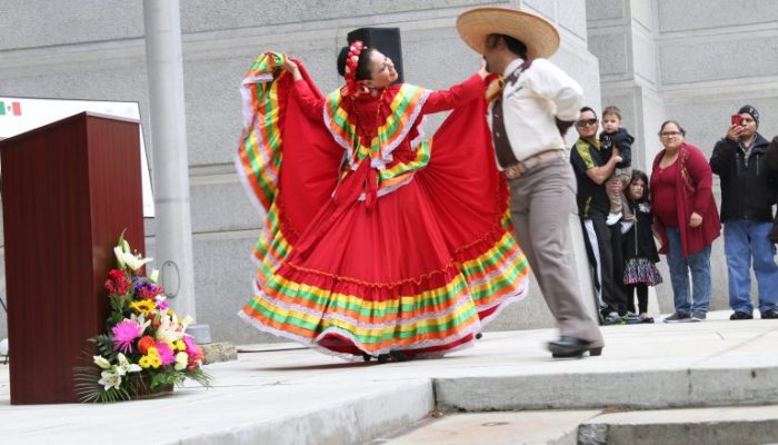 Ceremonia de izado de la bandera mexicana