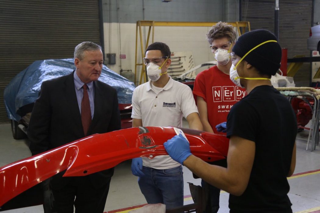 Mayor Kenney watches students work in the automotive program at Swenson.