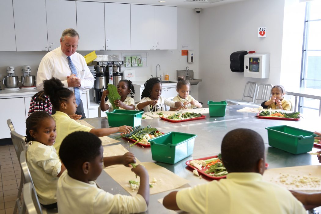 Mayor Kenney watches students prepare plant based noodles at the Free Library on April 17