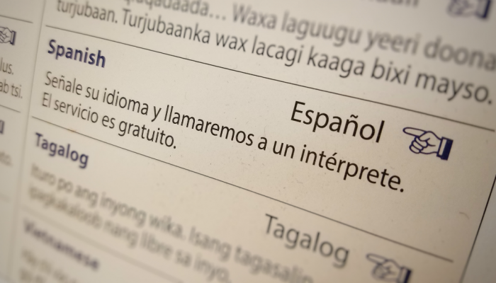 Un letrero en carton senala que el Departamento de Ingresos puede servir a sus clientes en espanol