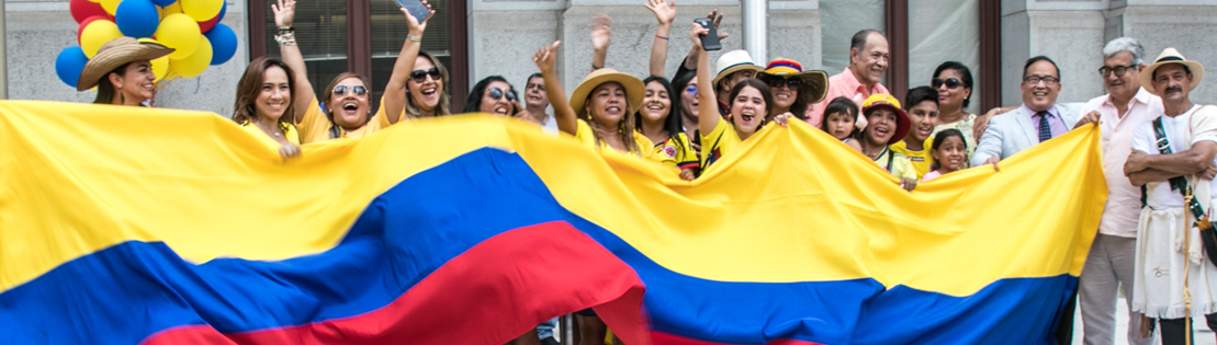 People with flag of Colombia