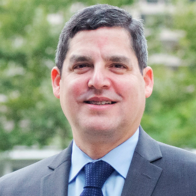 Marco Muniz, commissaire adjoint des recettes chargé du recouvrement des impôts, devant l'hôtel de ville de Philadelphie