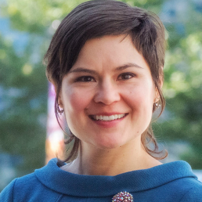 Rebecca LopezKriss, commissaire adjointe aux recettes chargée des politiques, de la sensibilisation et des programmes d'assistance, devant l'hôtel de ville de Philadelphie