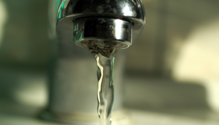 Agua corre de un grifo en una casa en Filadelfia