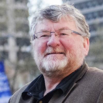 Direktè Pwojè ITS Pete Donnelly kanpe deyò Philadelphia City Hall