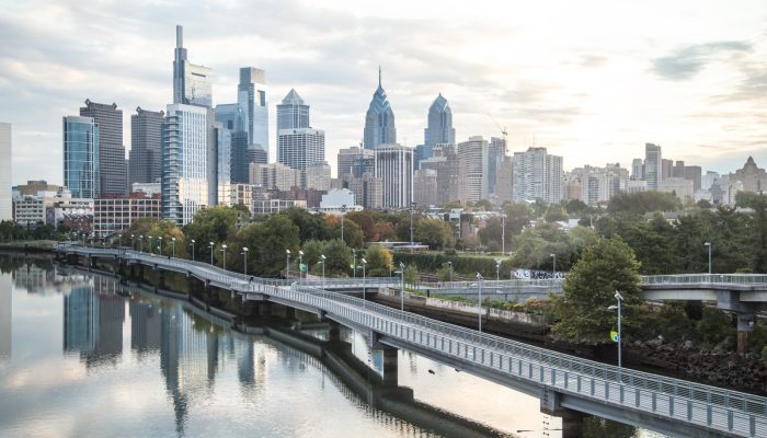 El horizonte de Filadelfia desde el puente de South Street