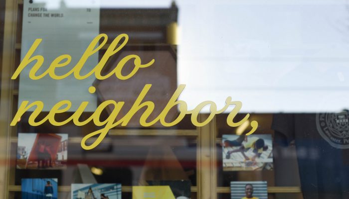 окно витрины с надписью «Привет, сосед»