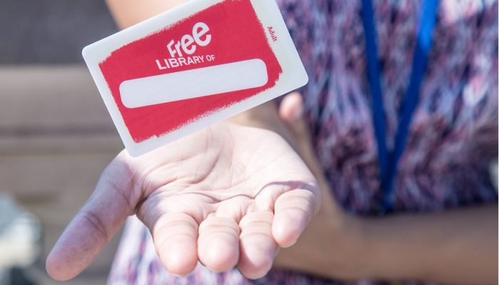 La mano de un niño con una tarjeta gratuita de la Biblioteca de Filadelfia