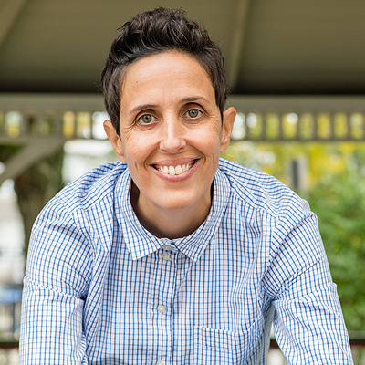 Maureen Maier dans une chemise boutonnée bleue et blanche