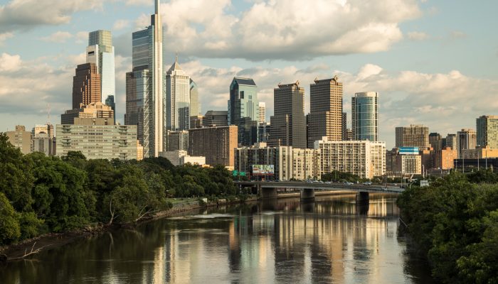 El horizonte de Filadelfia sobre un río