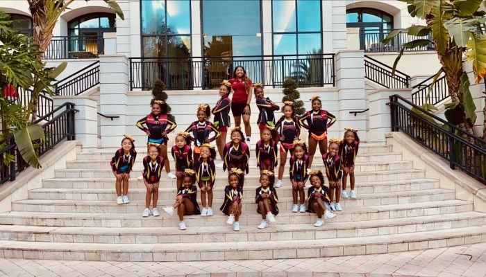 يقف فريق شمال Philly Aztec Cheer على الدرج بعد المنافسة في فلوريدا