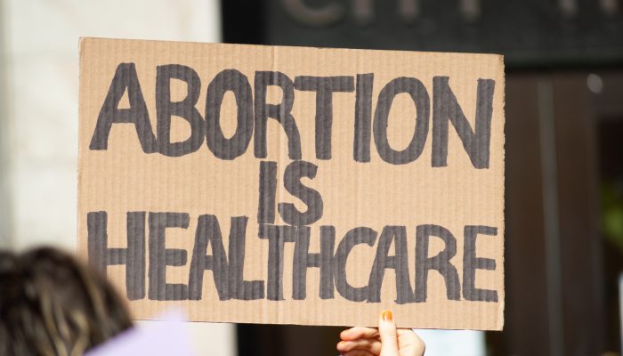 Cartel manuscrito que dice: «El aborto es atención médica»