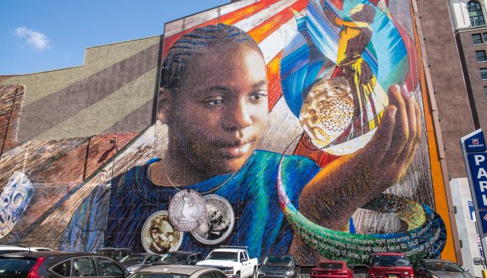 年轻黑人男孩的城市壁画