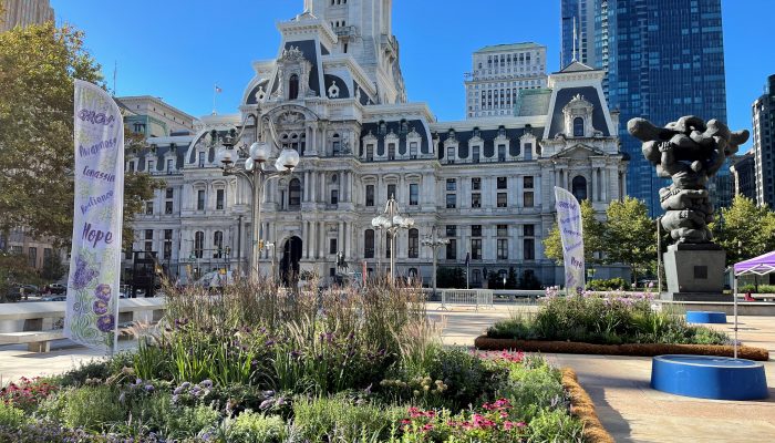 Overdose Memorial Garden devant l'hôtel de ville de Philadelphie