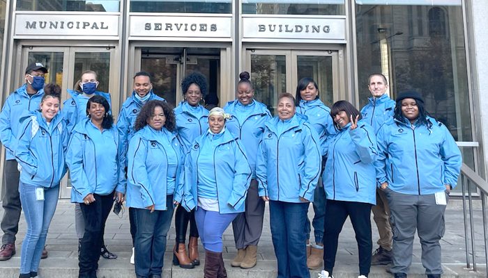 Los miembros del Cuerpo de Recursos Comunitarios se reúnen frente al edificio de servicios municipales