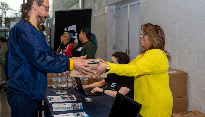 La conseillère Lozada distribue des ordinateurs portables reconditionnés lors du concours PC for People