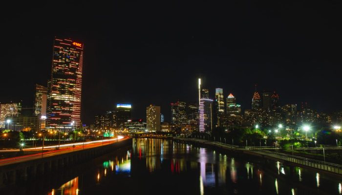 Imagen del skyline de Filadelfia iluminado con luces naranjas.El naranja es el color del Mes Nacional de Concienciación sobre la Violencia Armada.