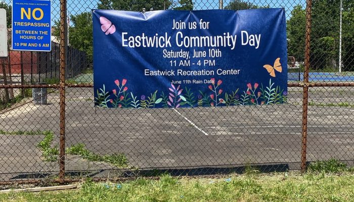 Pancarta del Día de la Comunidad colgada en el parque infantil Eastwick Regional Playground