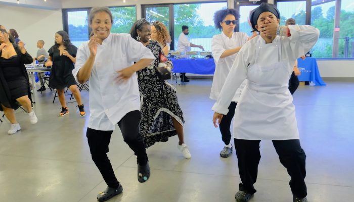 Os participantes do Community School Awards dançam na pista de dança, comemorando os momentos divertidos