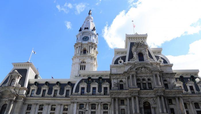 Philadelphia City Hall ak yon syèl ble