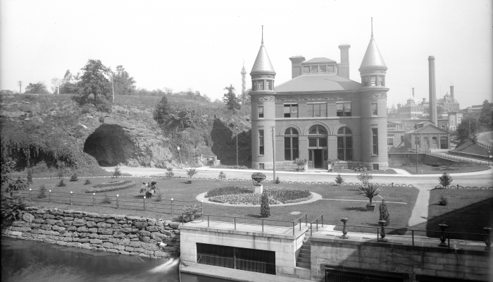 del negativo en placa de vidrio que representa las obras hidráulicas de Spring Garden, alrededor de 1895