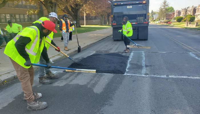 Des employés de rue installent un coussin de vitesse