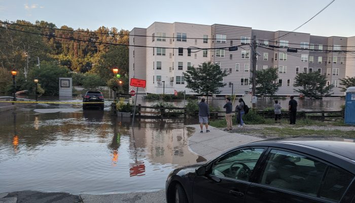 Floodwater overtopping bank nan larivyè Lefrat la Schuylkill nan Apatman yo Isle nan Manayunk sou 2 septanm 2021.