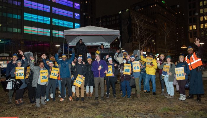 El director ejecutivo de la OHS, David Holloman, de pie con los voluntarios y el personal de la ciudad en Love Park antes de partir para el Point In Time Count.