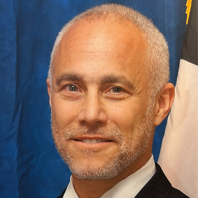 Michael R. Resnick, commissaire du département des prisons de Philadelphie, sourit à la caméra