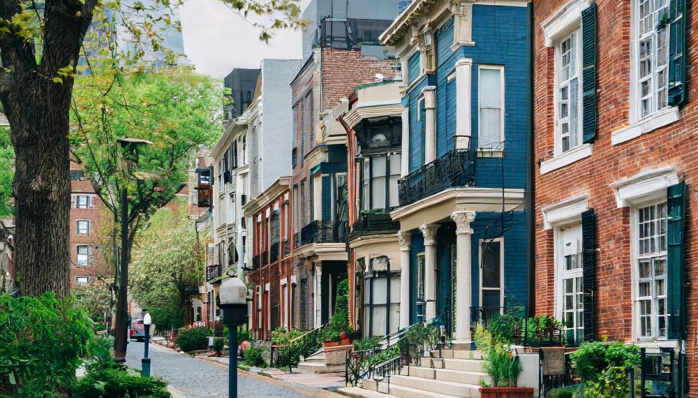 Rowhouses with streetlamps