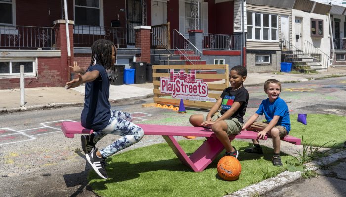 Un groupe de jeunes enfants jouant joyeusement sur une balançoire.