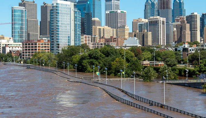 بالنظر إلى الشمال الشرقي عند نهر Schuylkill الذي غمرته المياه، حيث تغطي المياه مجرى النهر وتتدفق المياه إلى وسط المدينة.