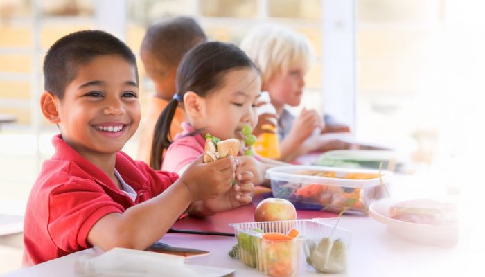 Kids eating lunch